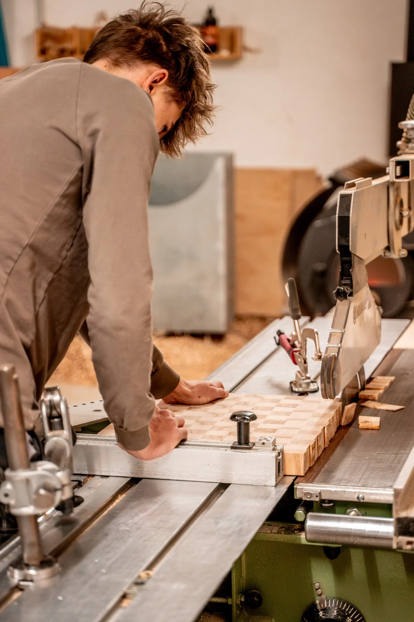 Fertigung eines Schneidebretts an der Formatkreissäge in der Holz Manufaktur Schmid