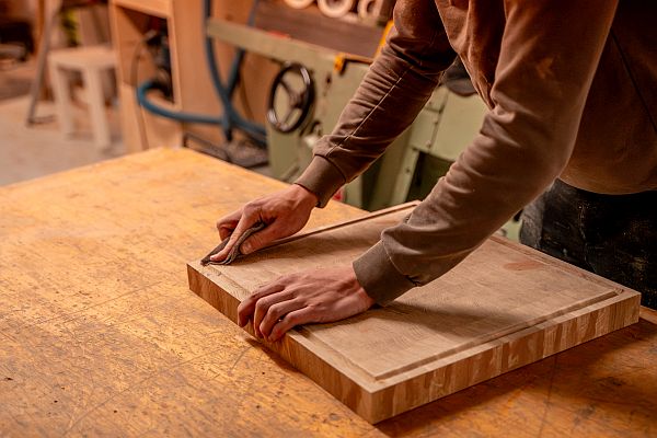 Werkstatt mit handgefertigtem Holzbrett
